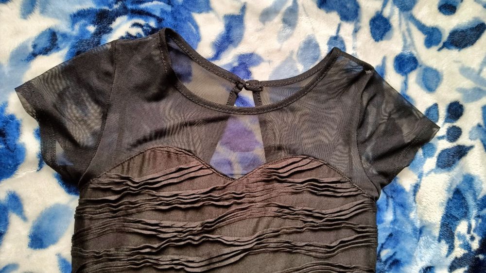 Dopasowana sukienka z siateczką krótki rękaw sexy mała czarna