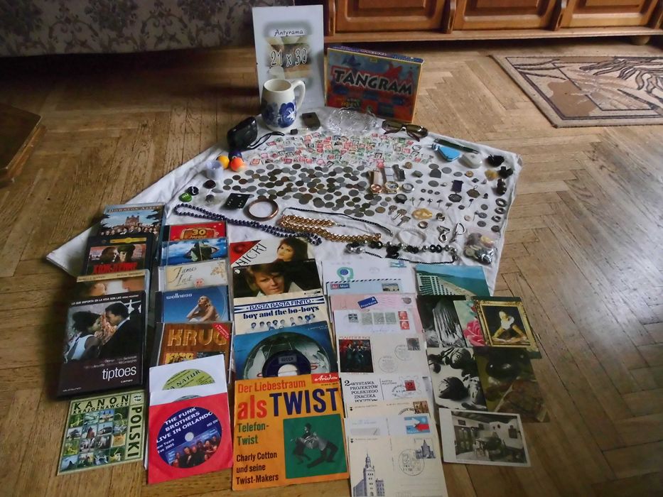 Wykopki strychowe -ok. 110 monet , znaczki , biżuteria i inne bibeloty