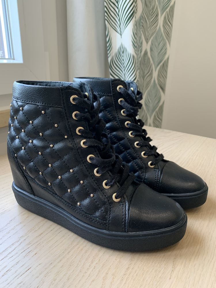 Botins com salto interior GUESS