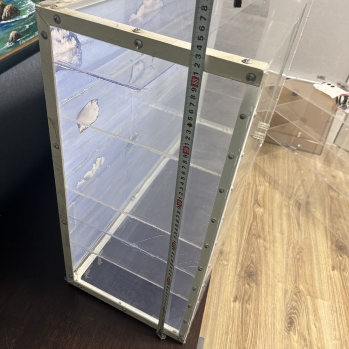 Шафа з оргскла. Використовувалась для стендових моделей.