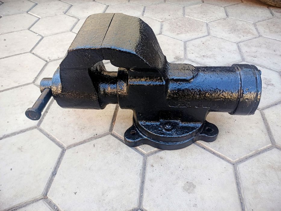 Продам тиски поворотные