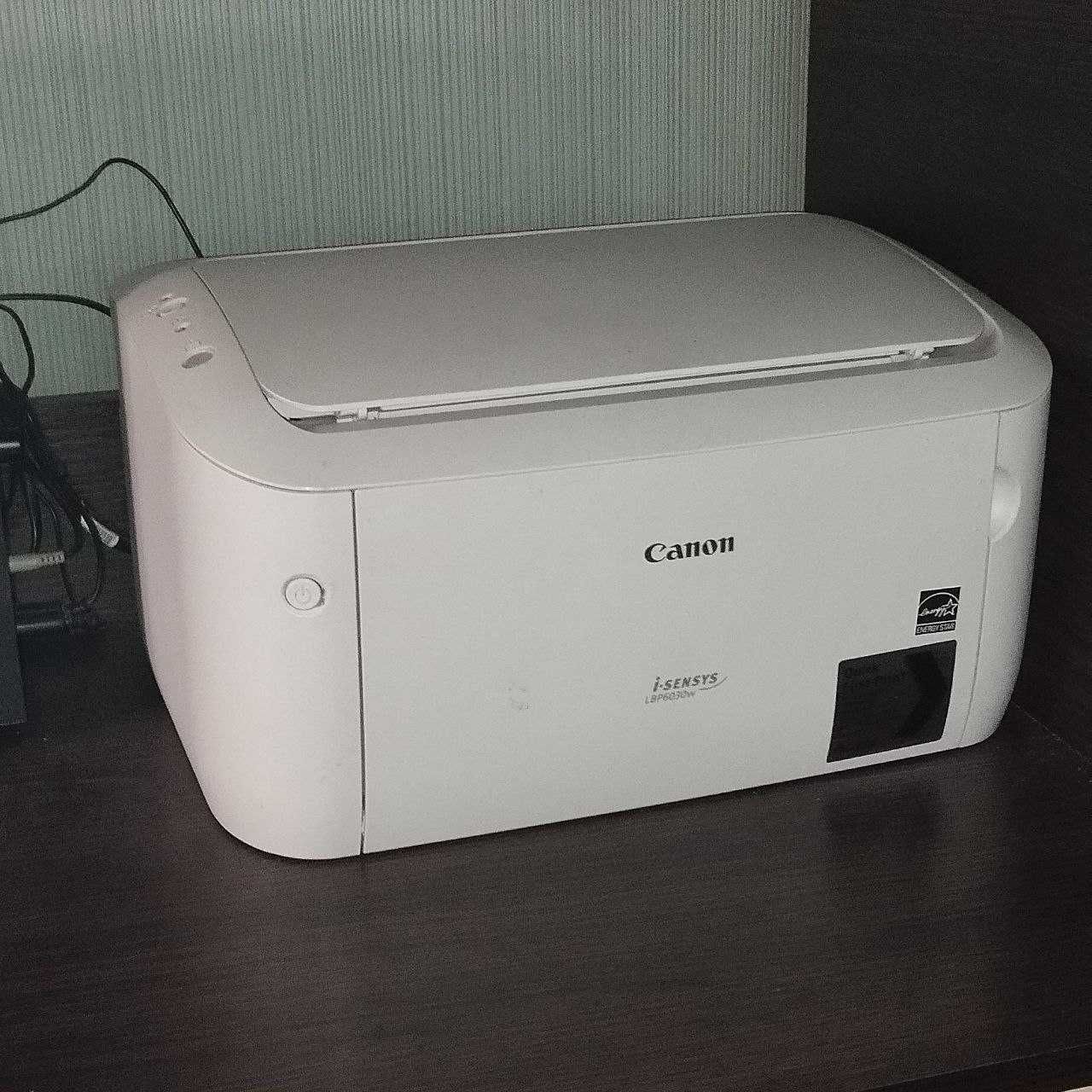 Комп'ютер надпотужний ігровий , плюс принтер та периферія.