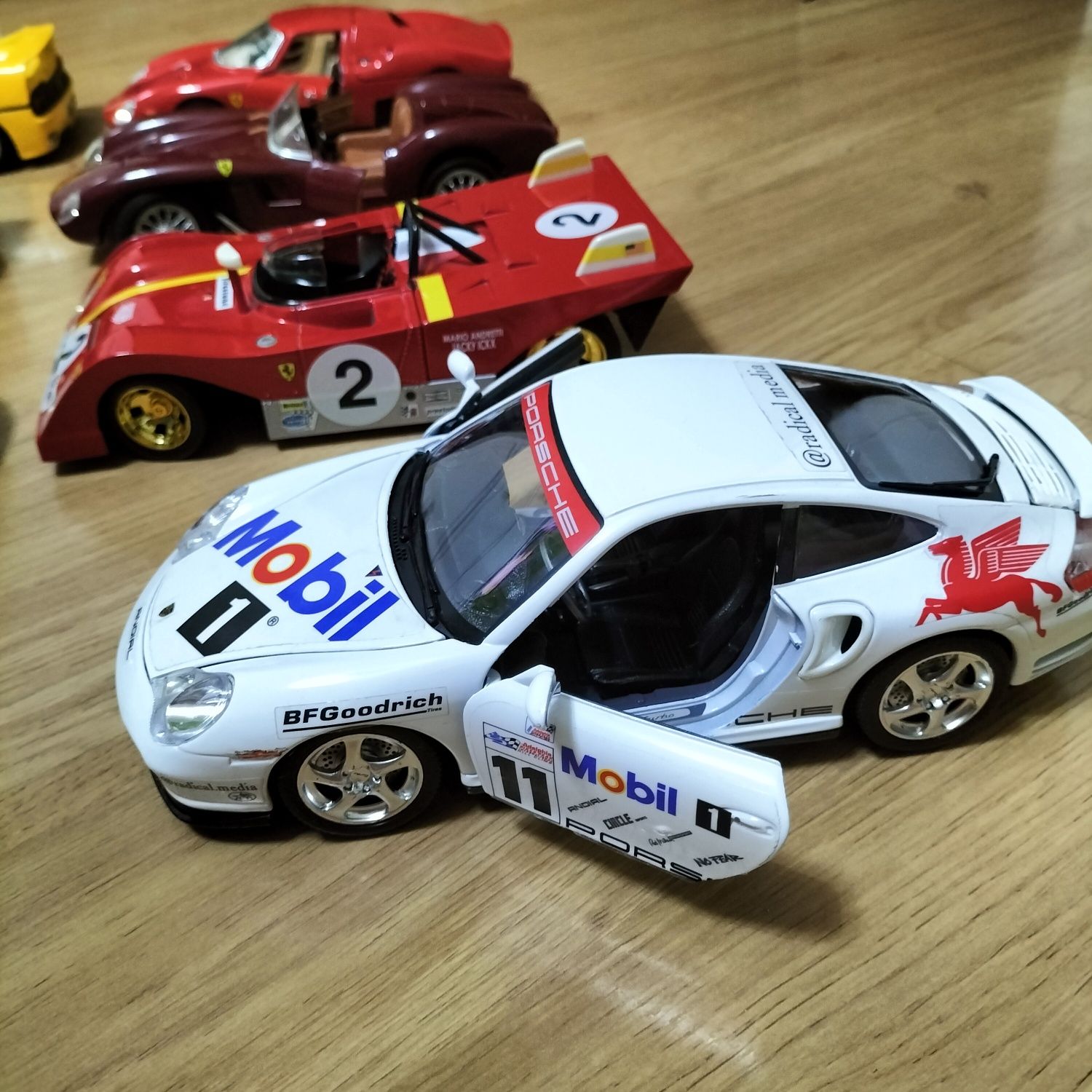 Carrinhos de colecção escala 1/18 cerca de 25 cm comprimento  20€ cada