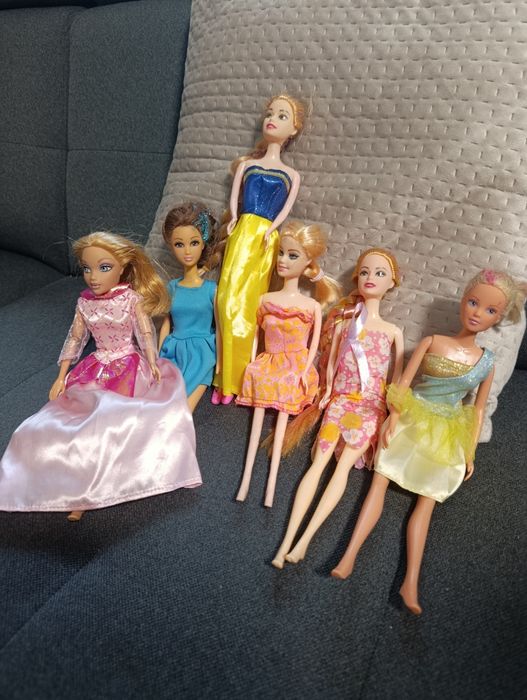 Zestaw lalek i figurek