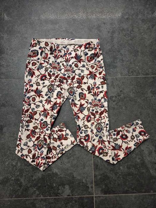 Białe wzorzyste spodnie Zara