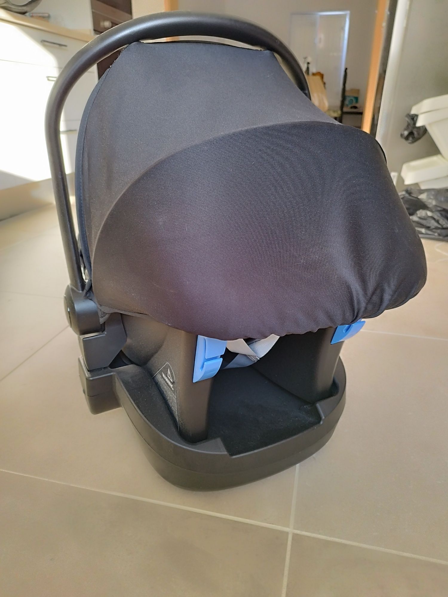 Cadeira Auto Bebé (Ovo) + Base de retenção (Chicco)