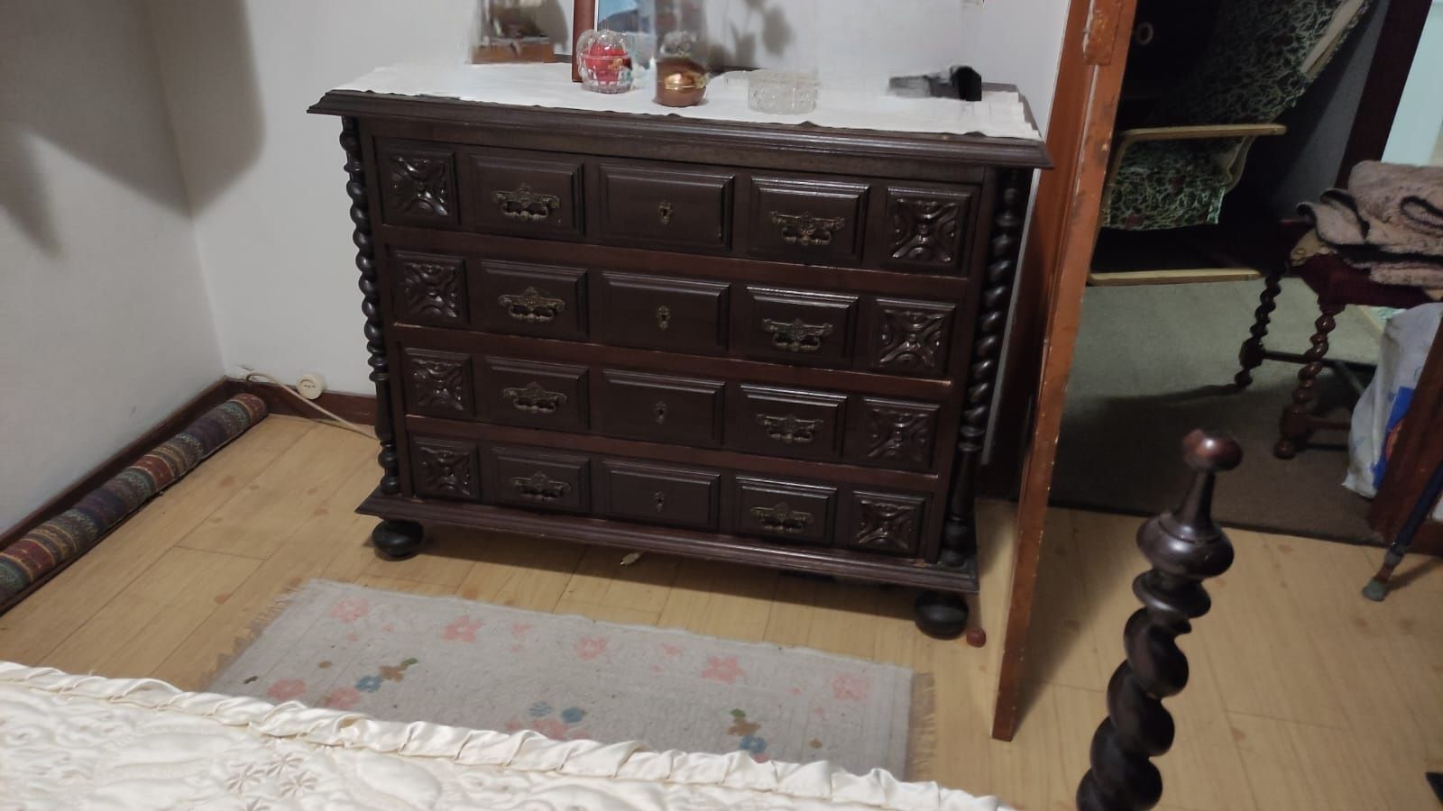 Quarto antigo completo