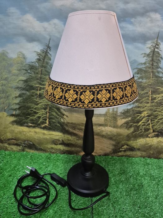Lampka nocna z metalową podstawą
