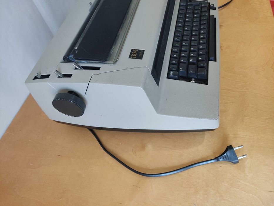 Máquina de Escrever IBM 196C – Para Reparação
