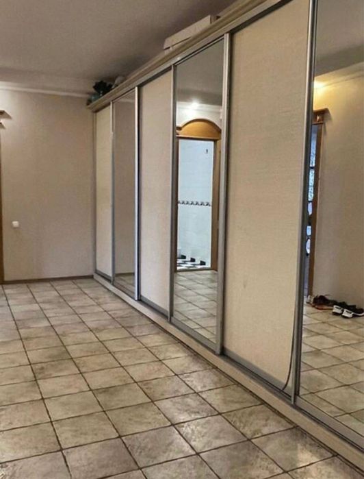 Продам 5-кімнатний будинок у центрі Дніпра з гаражем і ділянкою