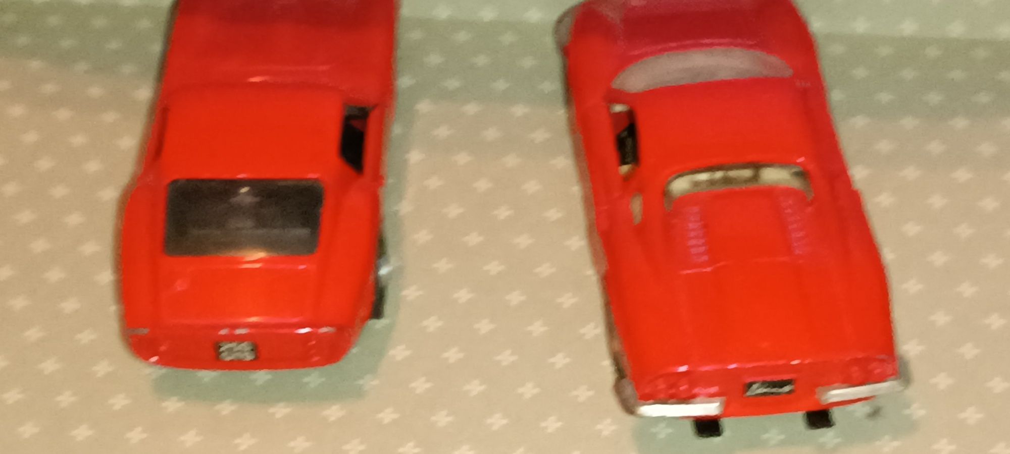 2 antigos carros Ferrari escala 1:43
