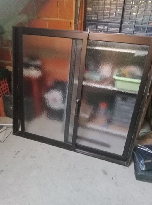 Janela de alumínio castanha