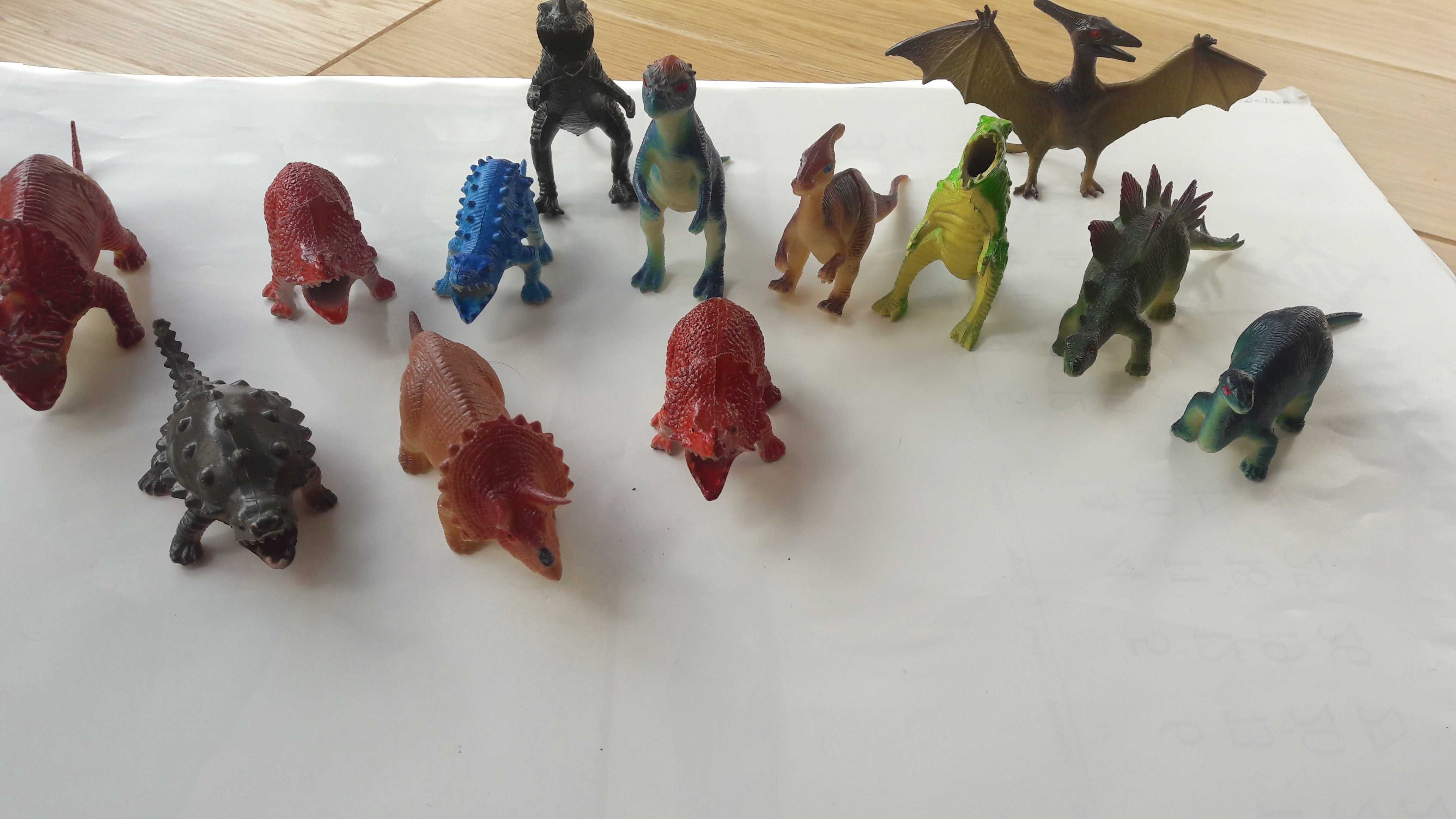 Figurki dinozaurów- 12 szt.