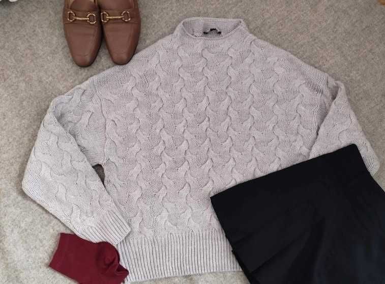 Szary sweter Jennyfer dzianinowy okrągły dekolt w warkoczowy splot