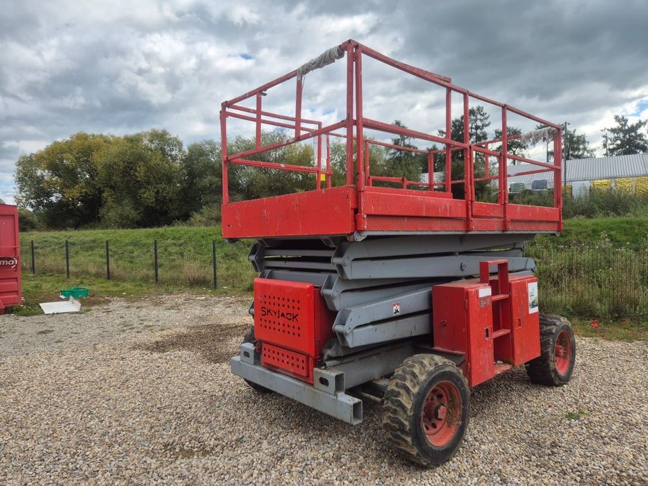 Podnośnik koszowy nożycowy SkyJack