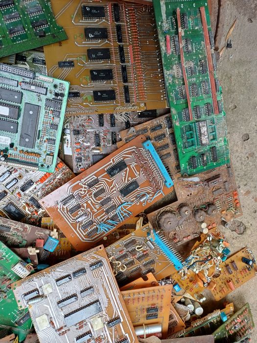 Микросхемы на платах больше 800шт, разные.