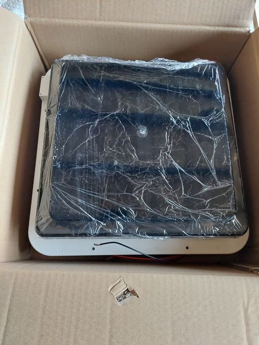 Okno dachowe z wentylatorem i oswietleniem  kamper, przyczeoa camping