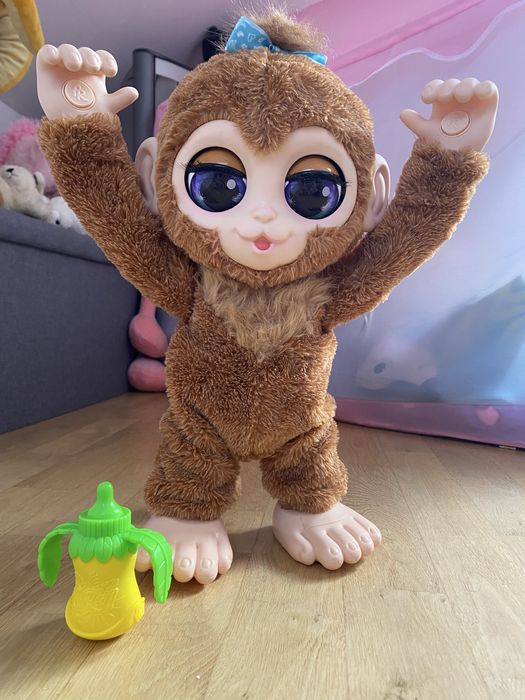 Interaktywna małpka monkey FurReal z buteleczka