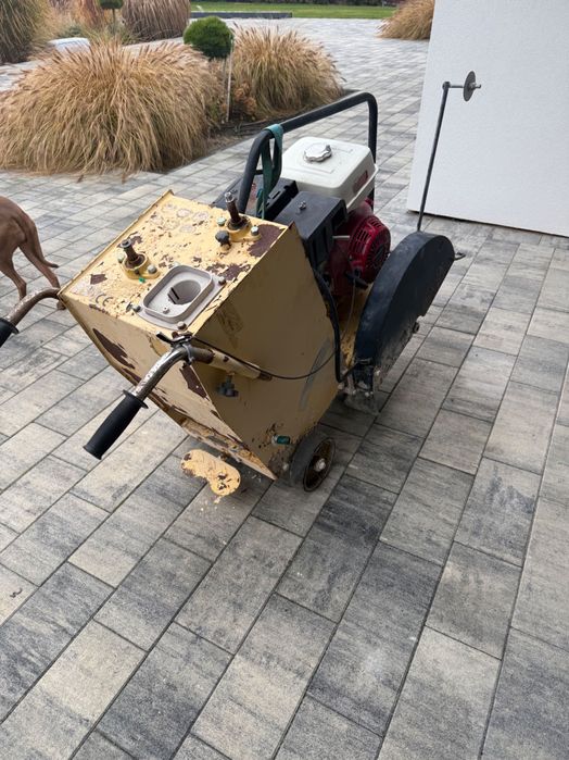 Piła spalinowa do betonu , asfaltu .