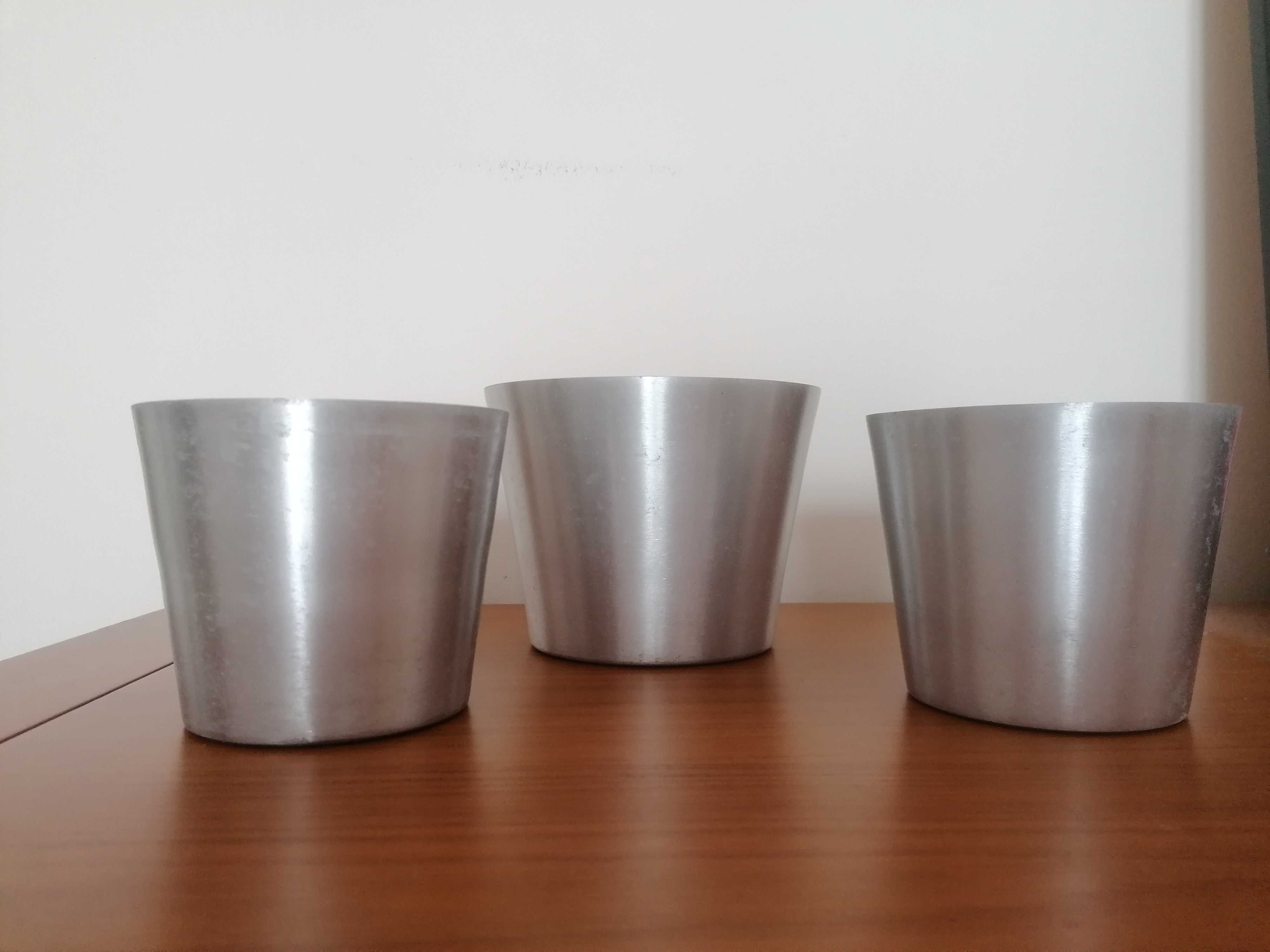 Conjunto de 3 vasos de metal