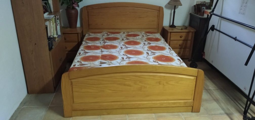 Cama de casal em pinho e mesas de cabeceira