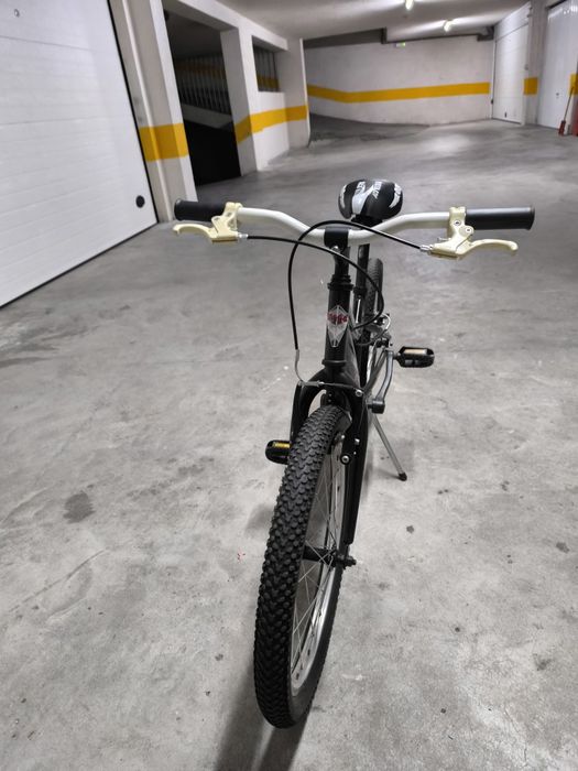 Bicicleta de criança com pouca utilização