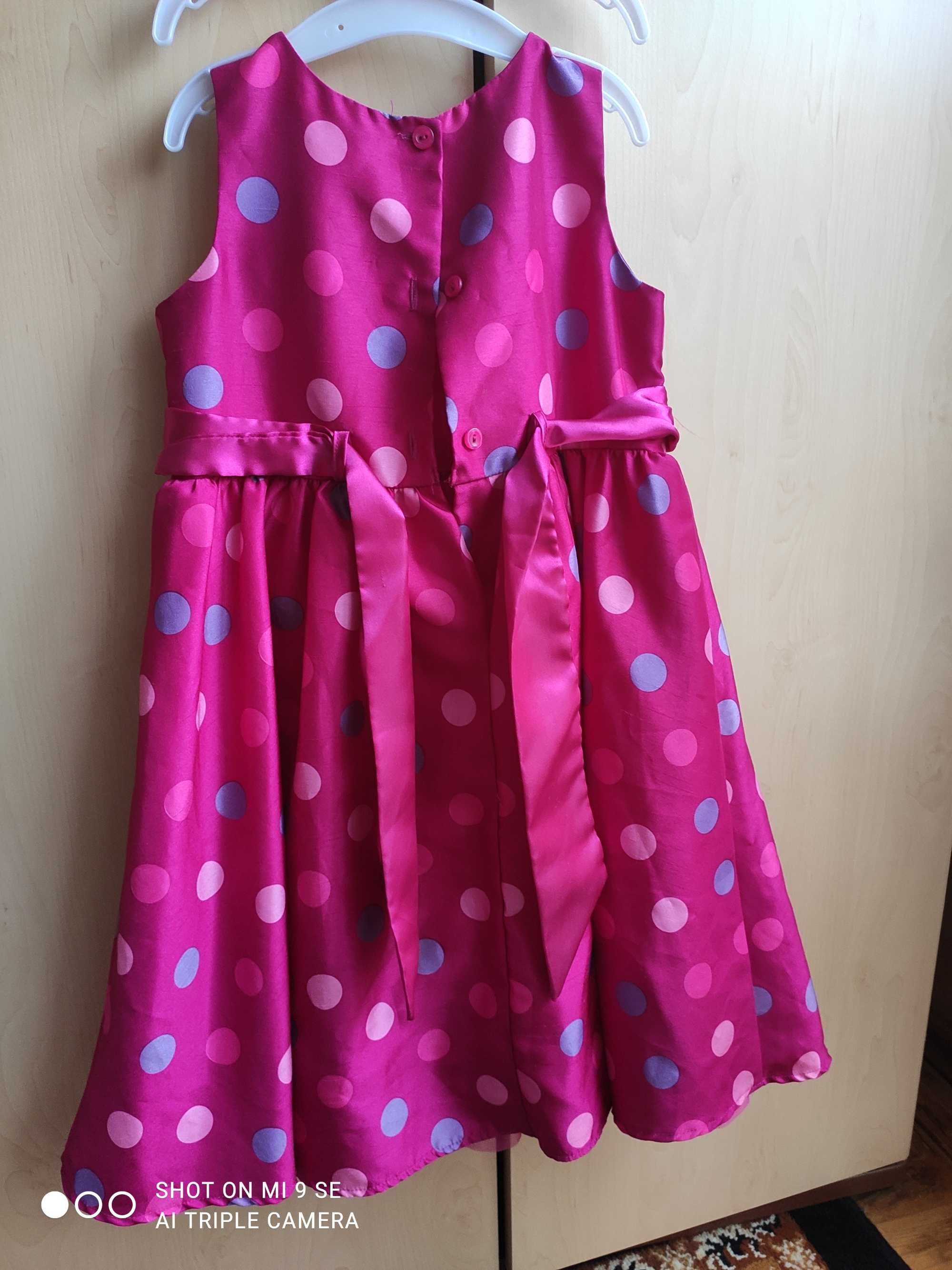 Sukienka dziewczęca r. 104-110 cm