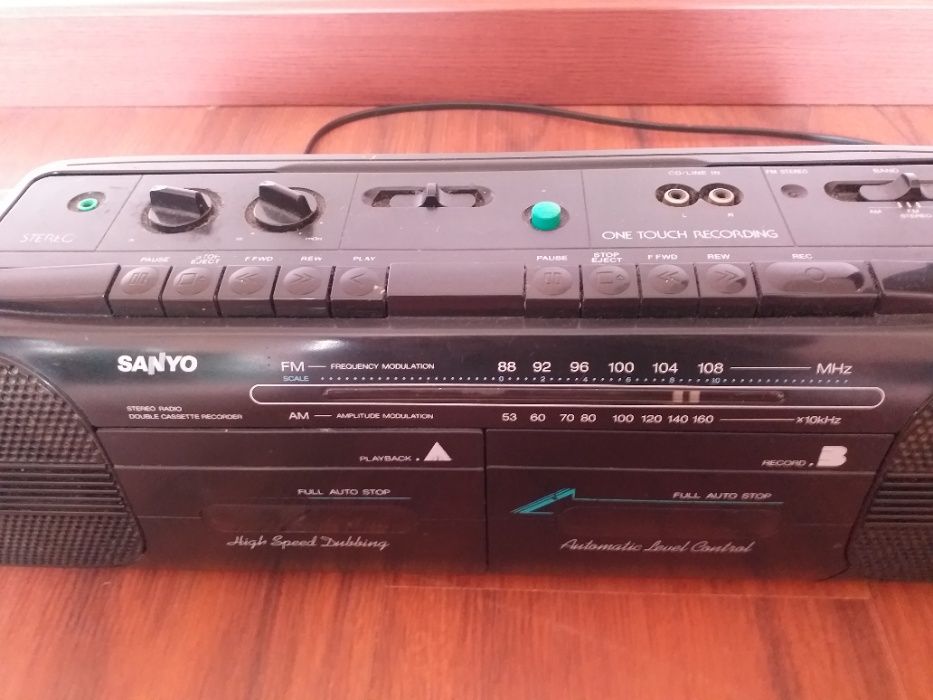 Radio Sanyo com pega ,bateria e electricidade