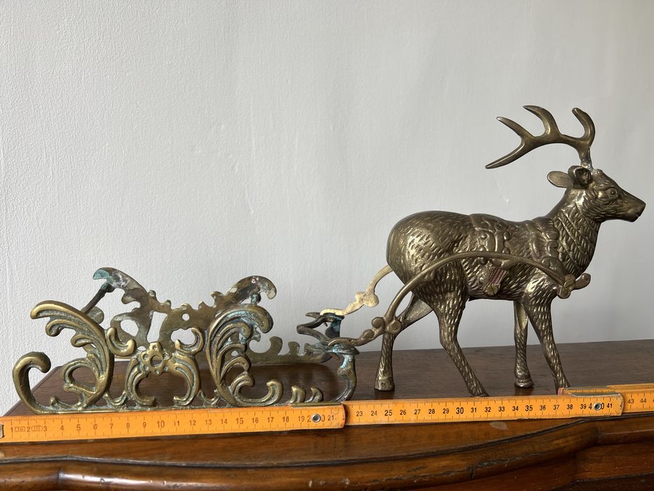 Mosieżny Jeleń ciagnacy sanie