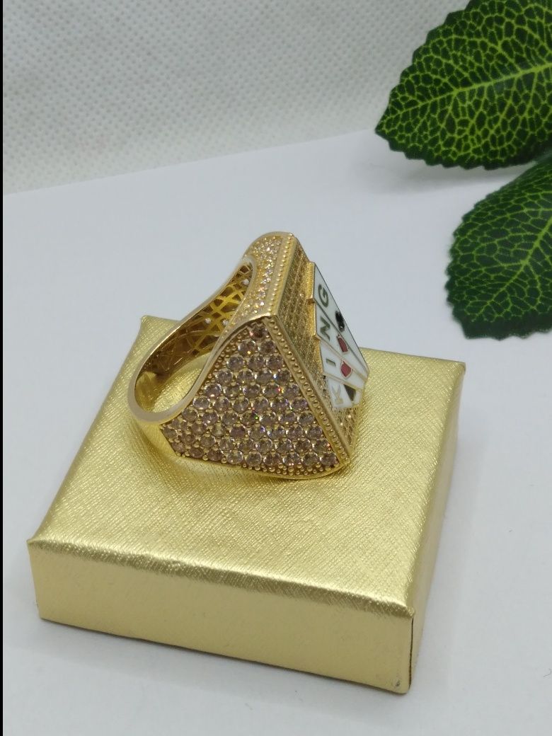 Złoty sygnet  prostokątny cyrkonie , karty złoto 585 r.24