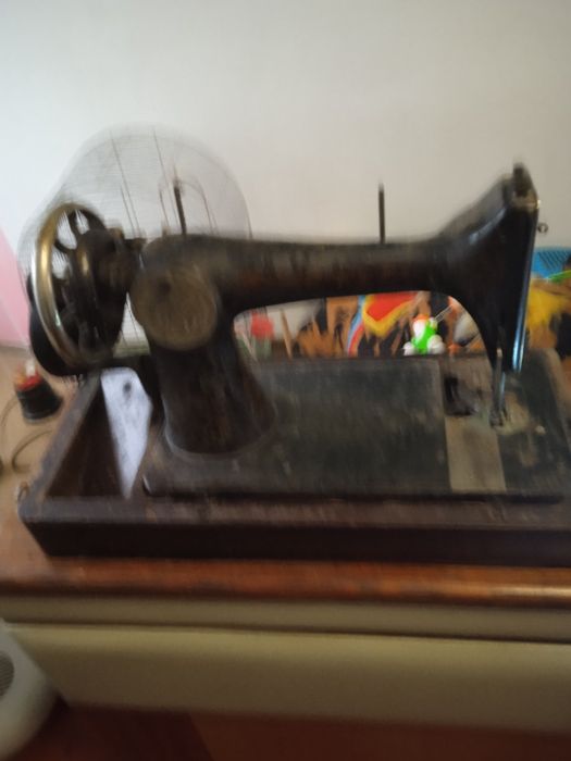 Старовинна швейна машинка