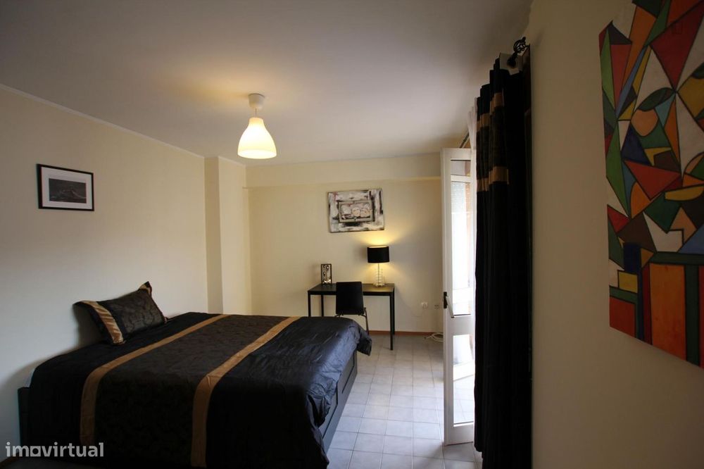 171383 - Quarto com cama de casal em...