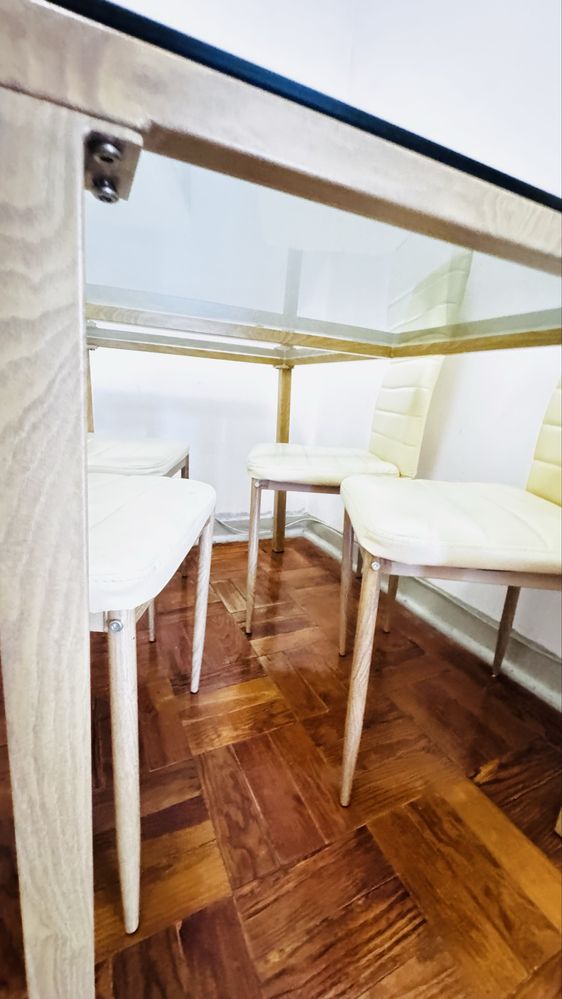 Mesa com tampo de vidro