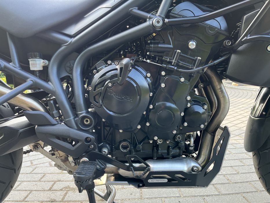 Triumph Tiger 800 z 2012 roku wyglada  jak nowy