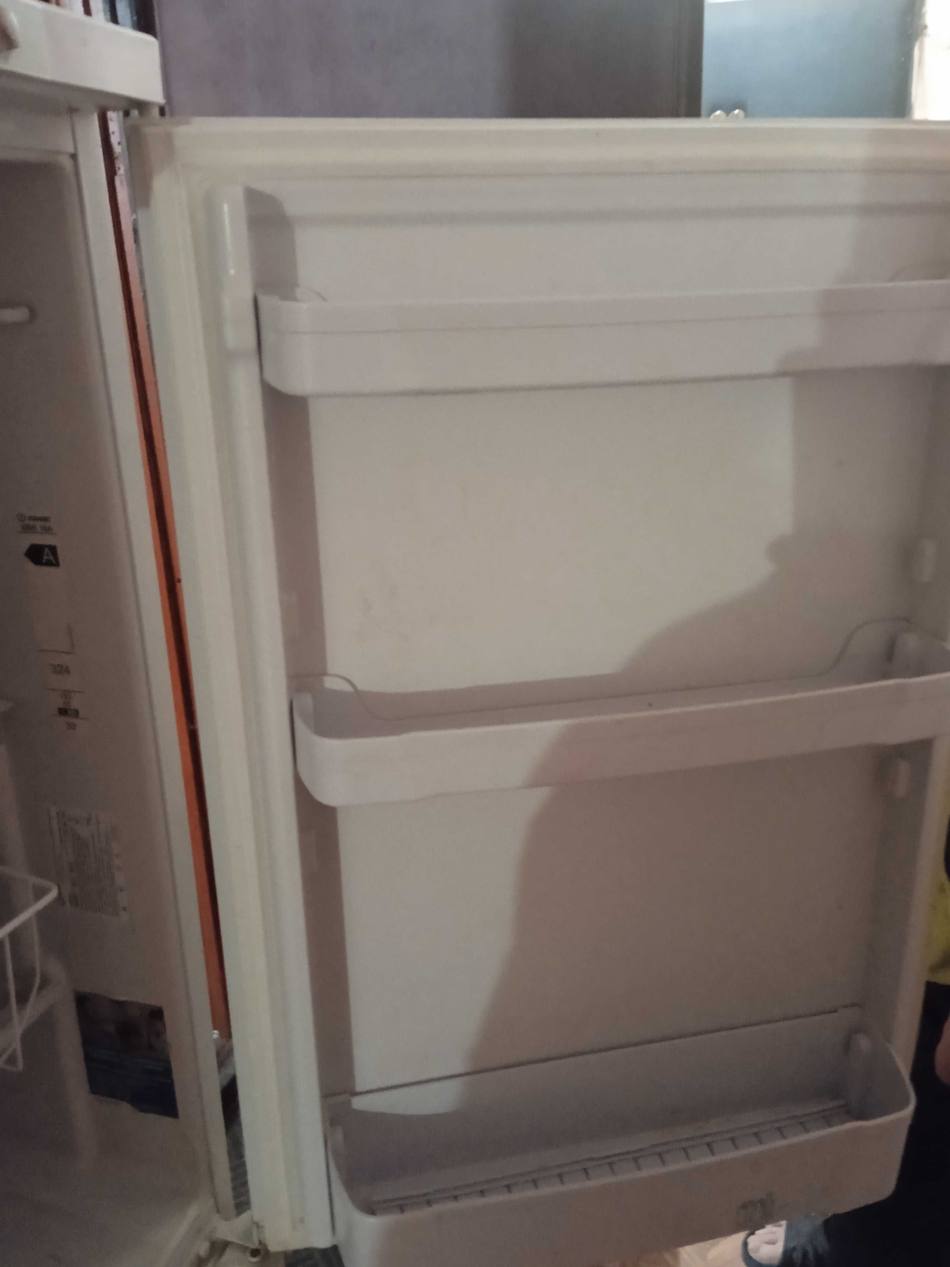 Продам холодильник Indesit