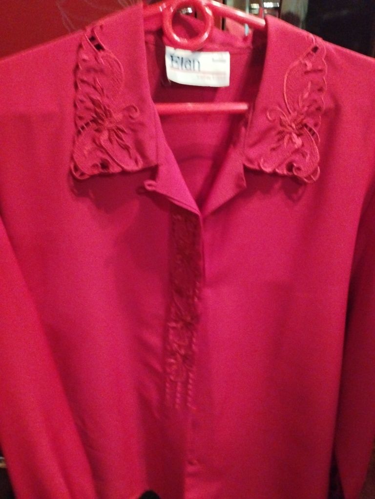 Блуза жіноча з вишивкою.