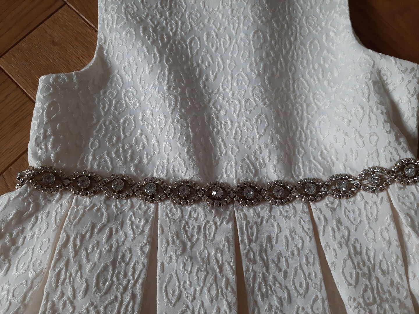 Sukienka elegancka na Święta ecru zdobny lancuszek