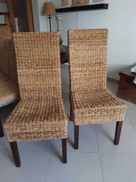 2 cadeiras em casca de banana