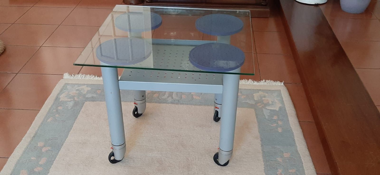 Mesa metálica com tampo de vidro