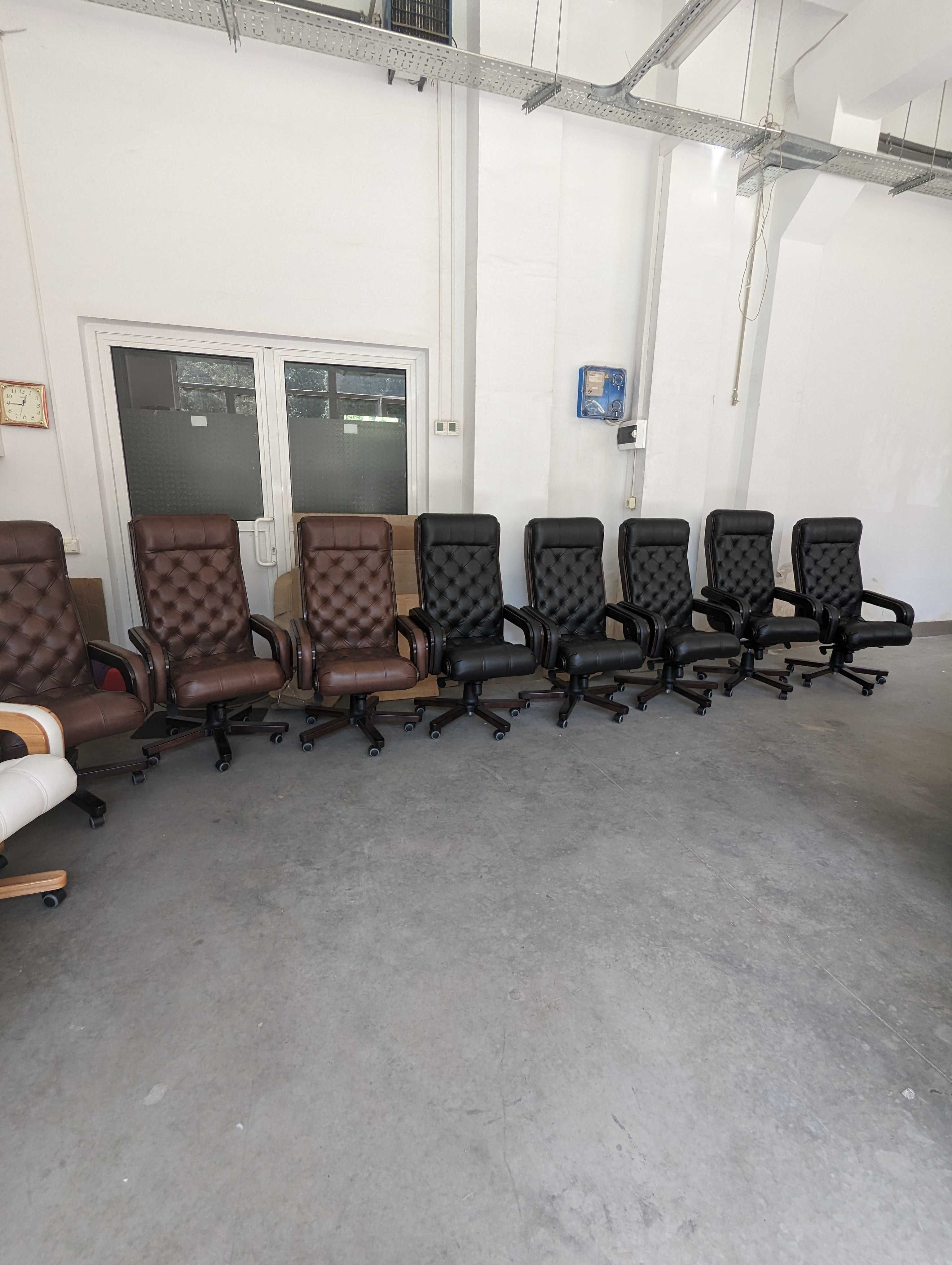 нове шкіряне офісне крісло для керівника
