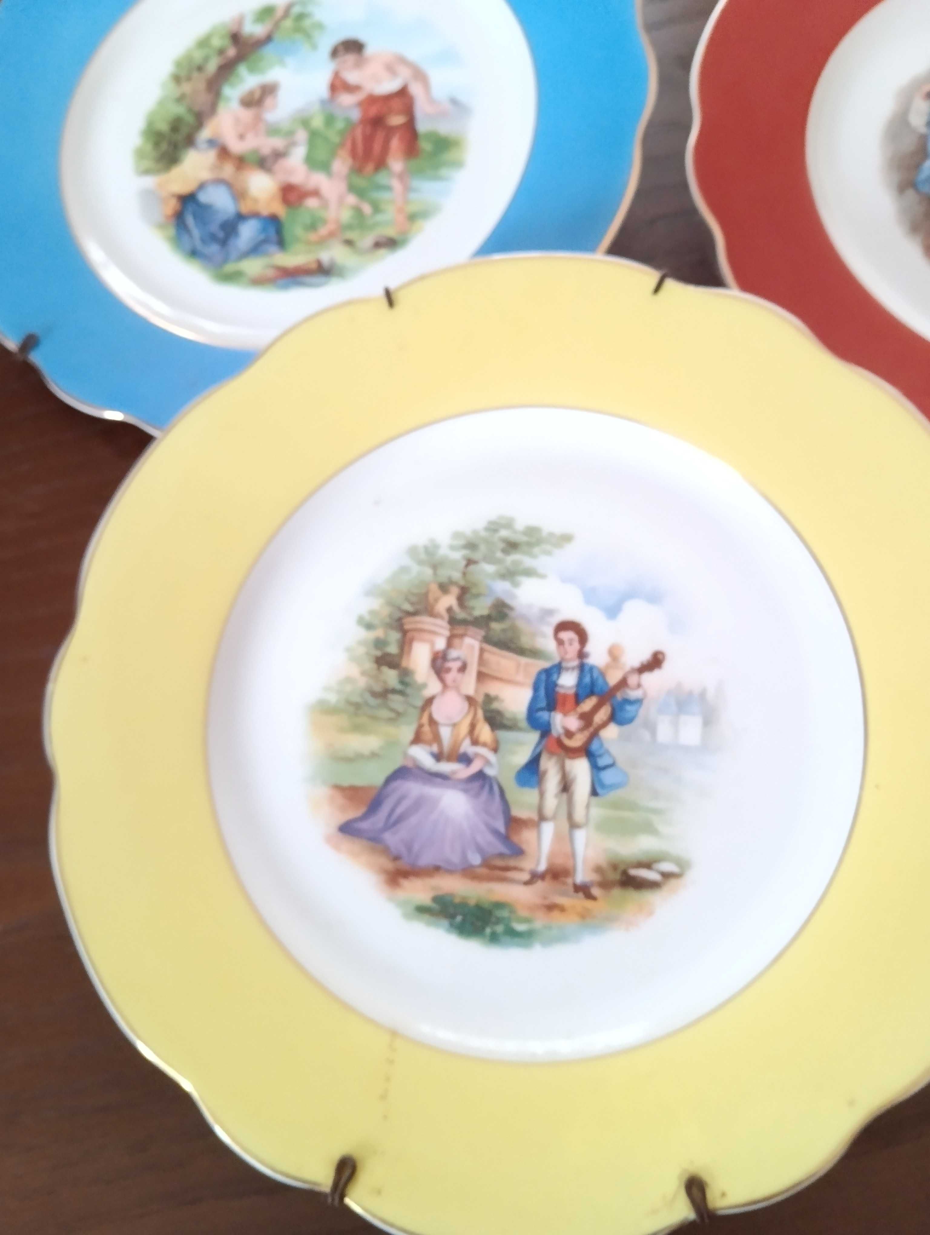 Três pratos decorativos
