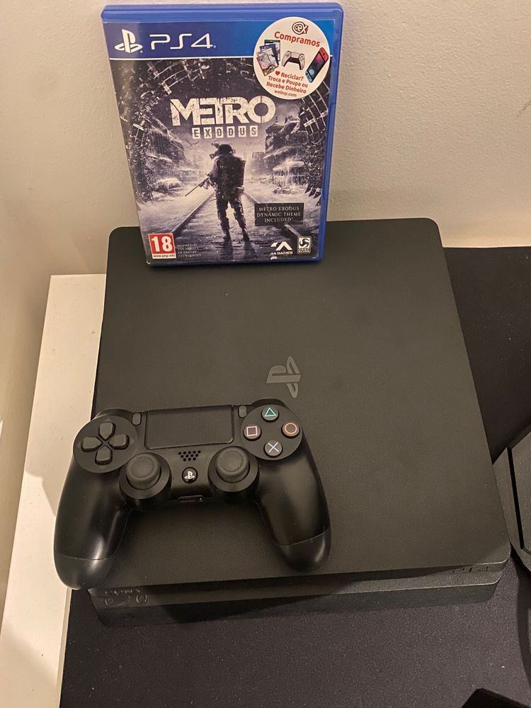 PS4 COM COMANDO E JOGO / semi nova