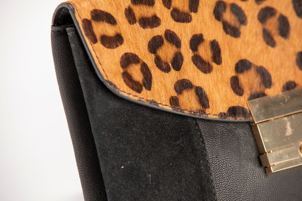 Next, skórzana kopertówka z printem zwierzęcym, czarna