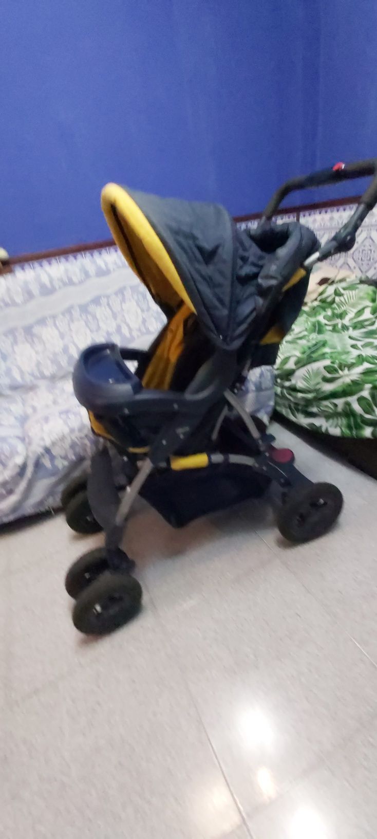 Carrinho de passeio para bebé.