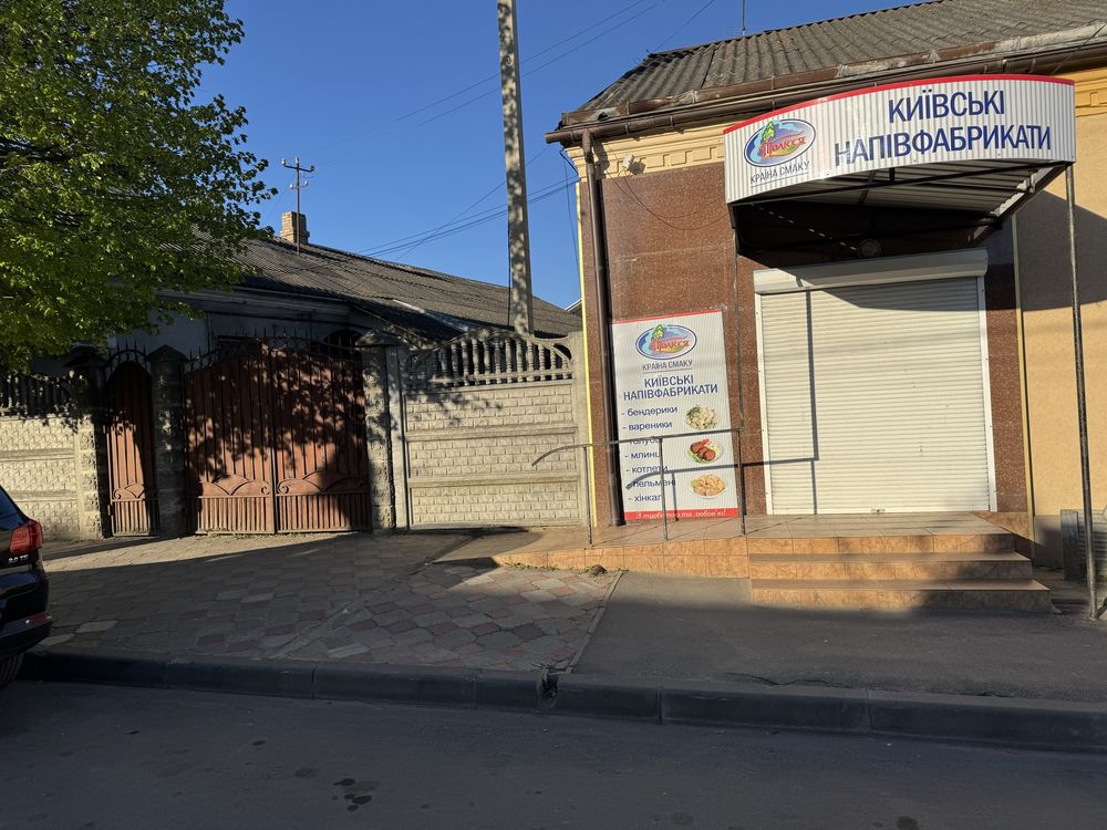 Здається приміщення з подвірʼям