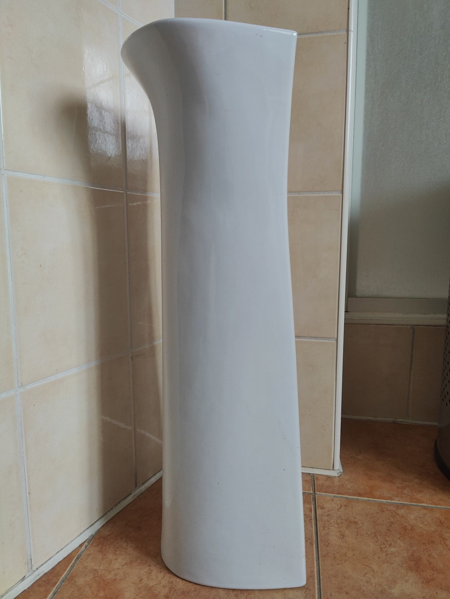 Postument - noga pod umywalkę