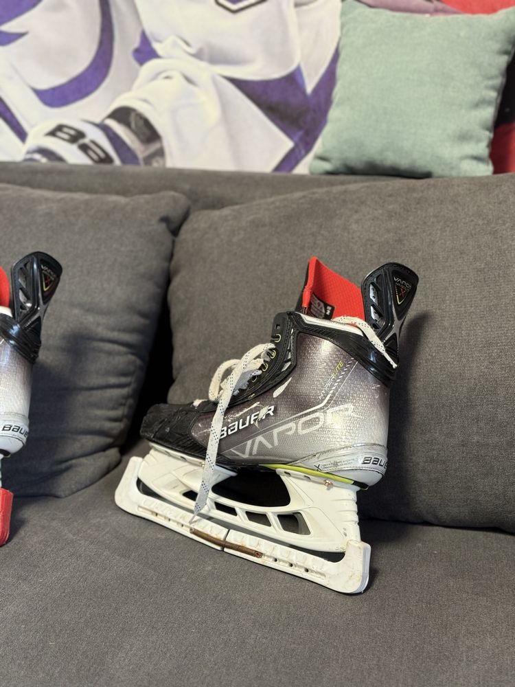 Продам хокейні ковзани Bauer Vapor Hyperlite, розмір 9.5 Fit 2