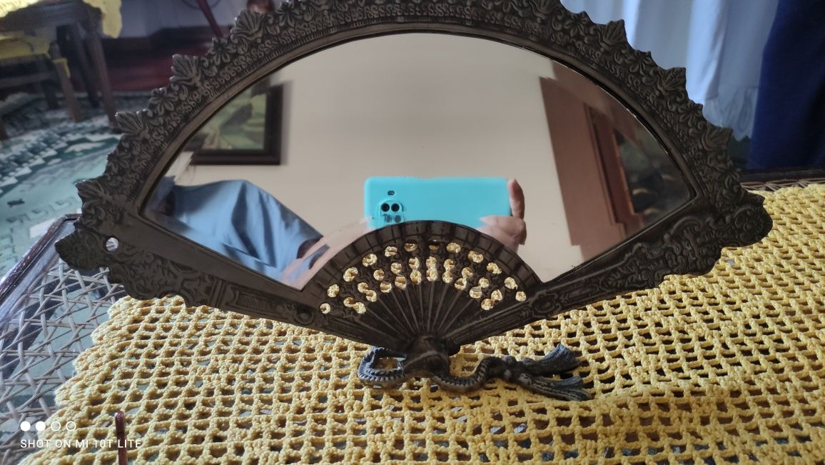 Espelho antigo em forma de leque