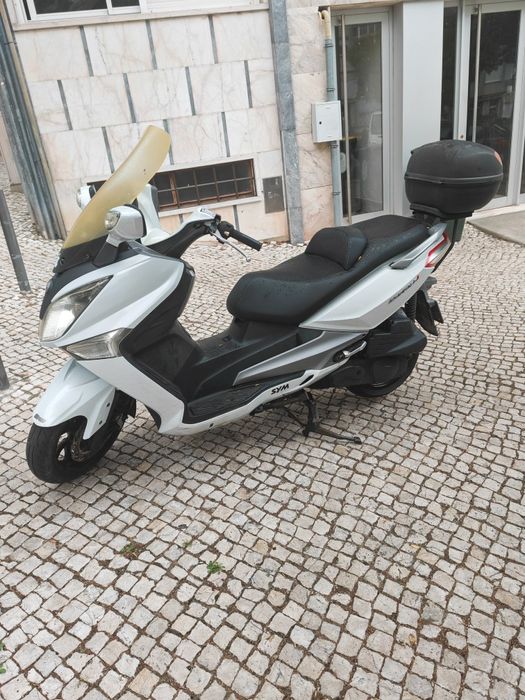 Mota Sym GTS 125i com baú traseiro
