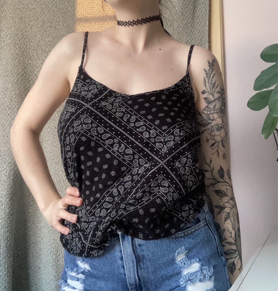 Czarny top na ramiączkach H&M HM divided paisley na lato